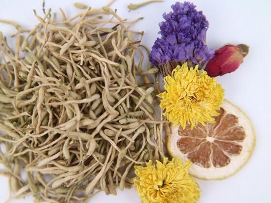 金银花和菊花可以一起泡水喝吗金银花和菊花茶一起喝的功效
