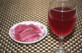 洋葱泡红酒的功效及做法(洋葱泡红酒的九大功效)